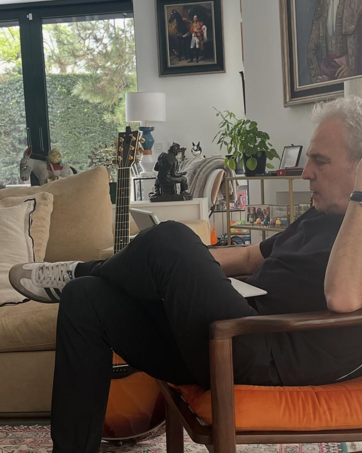 David Summers en el salón de su casa