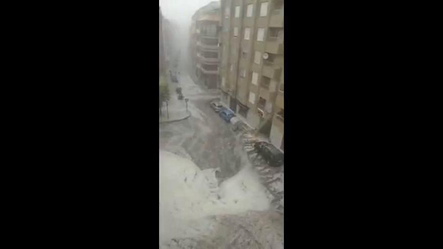 Una impresionante tormenta de granizo cae en Utiel