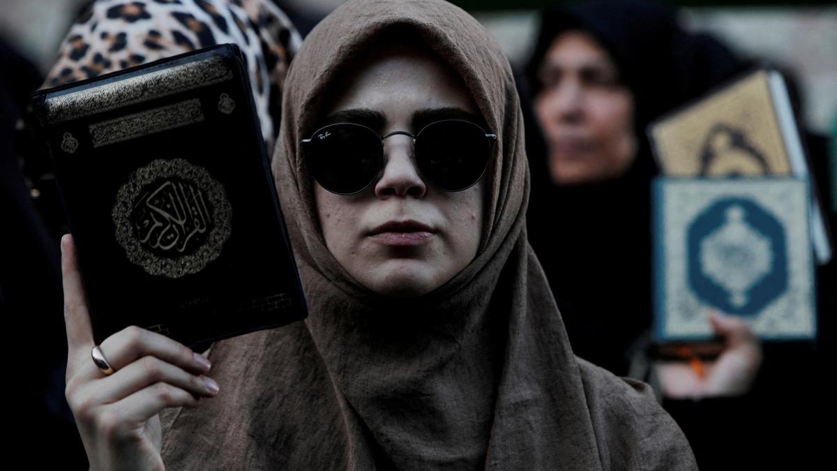 Manifestantes con copias del Corán frente al consulado general de Suecia en Estambul protestan contra la quema de libros sagrados.