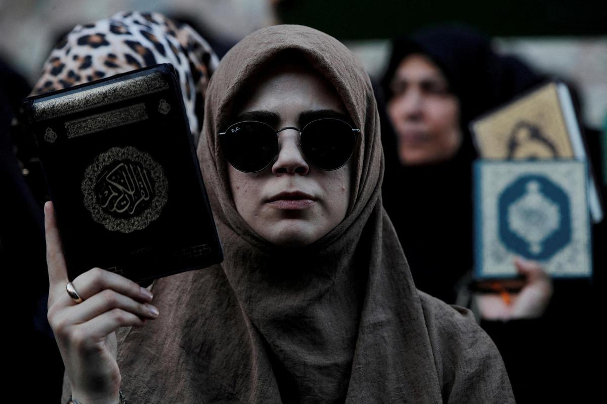 Manifestantes con copias del Corán frente al consulado general de Suecia en Estambul protestan contra la quema de libros sagrados. Manifestantes con copias del Corán frente al consulado general de Suecia en Estambul protestan contra la quema de libros sagrados.