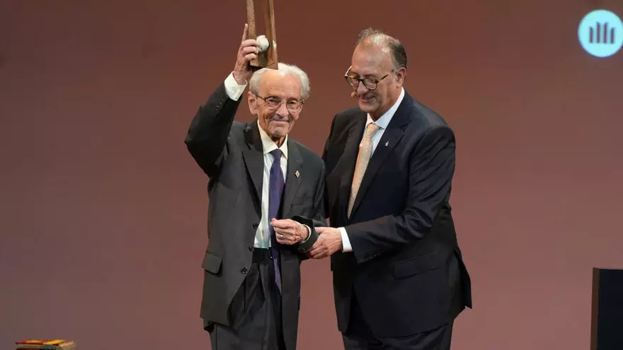 Vídeo: Pere Lluís Font rep el 57è Premi d'Honor de les Lletres Catalanes reivindicant la importància de la llengua
