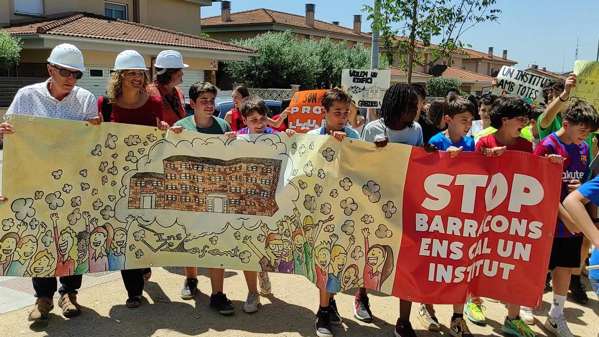 Alumnes, professors, famílies i autoritats protesten per la constucció d'un nou Institut de Vilafant