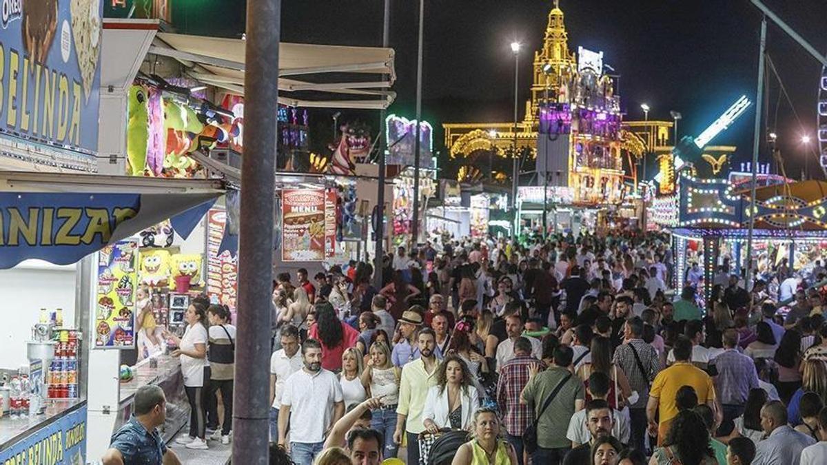 Aspecto de la calle del Infierno en la primera noche de la Feria de Córdoba