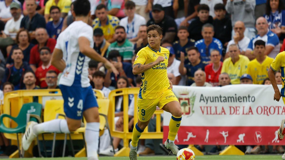 Jeremía Recoba, en acción durante rl derbi ante el Tenerife en La Orotava, el pasado sábado.