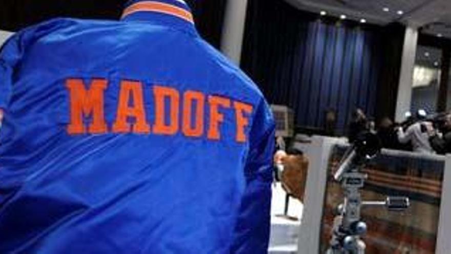 Objectos personales del financiero Bernard Madoff, autor del mayor fraude financiero de la historia, están expuestos en Nueva York.