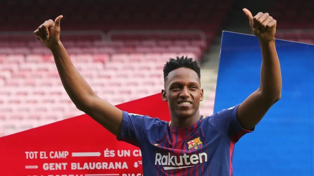 Mina saluda a la grada del Camp Nou en su presentación.