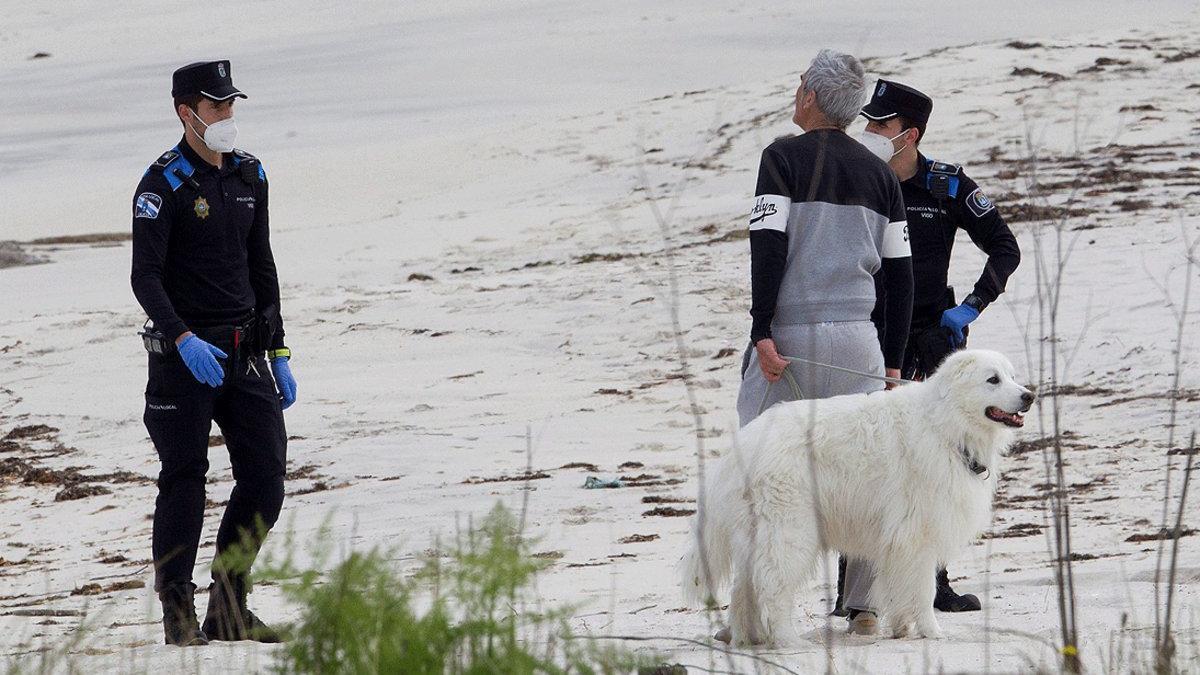 Dos policías de Vigo expulsan a un ciudadano con su perro de la playa de Las Barcas, el domingo 26 de abril