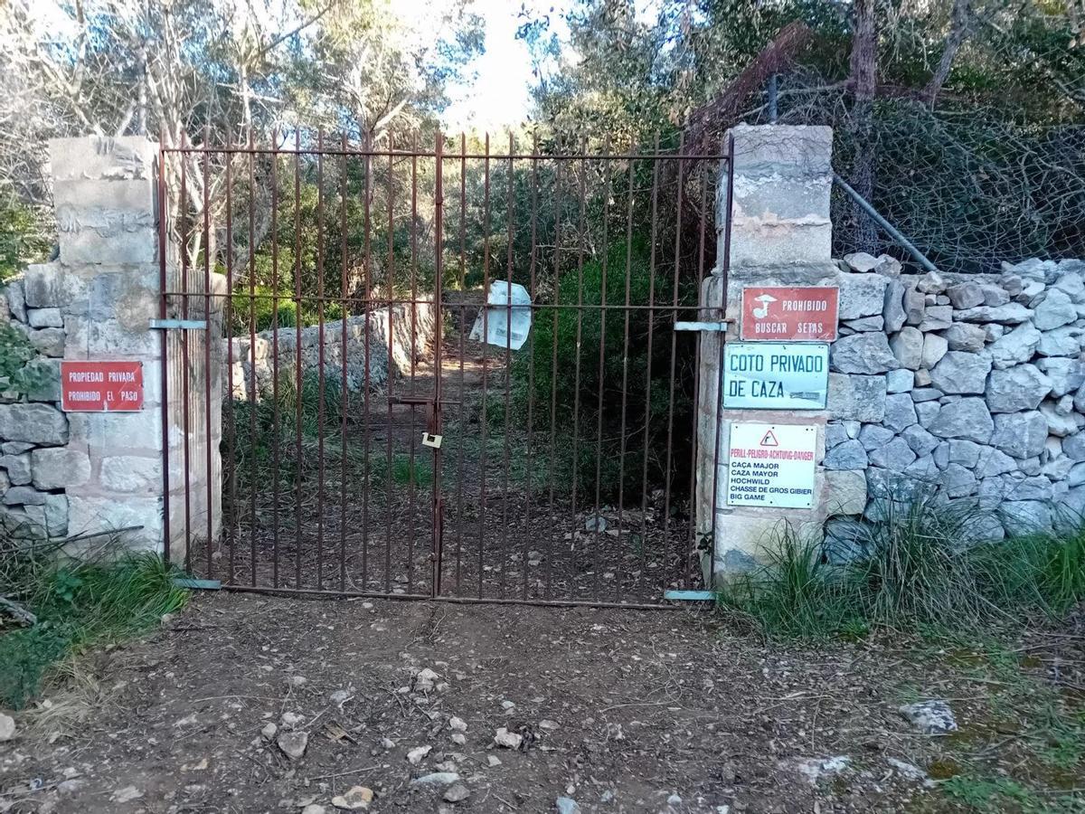 El camí de sa Roca ha sido cerrado al público a pesar de que se trata de una ruta pública histórica.