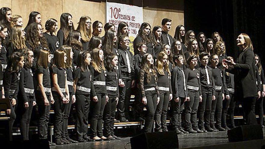 El Coro Xuvenil Cantemos ayer, durante el festival. // R. Grobas