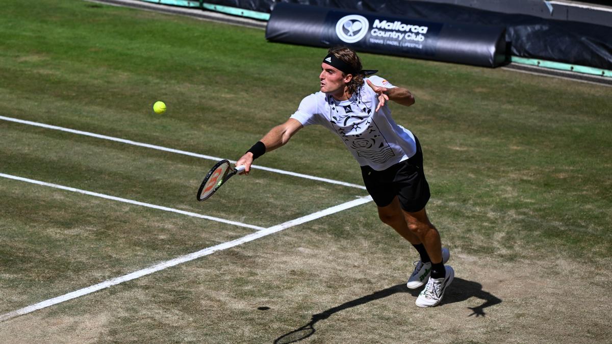 Tsitsipas devuelve la pelota en el Mallorcachampionships.