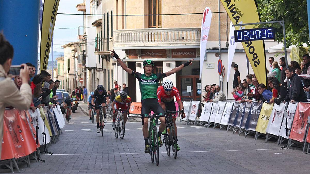 Pau Llaneras festejando su triunfo en Maria de la Salut en el Pla’19.   