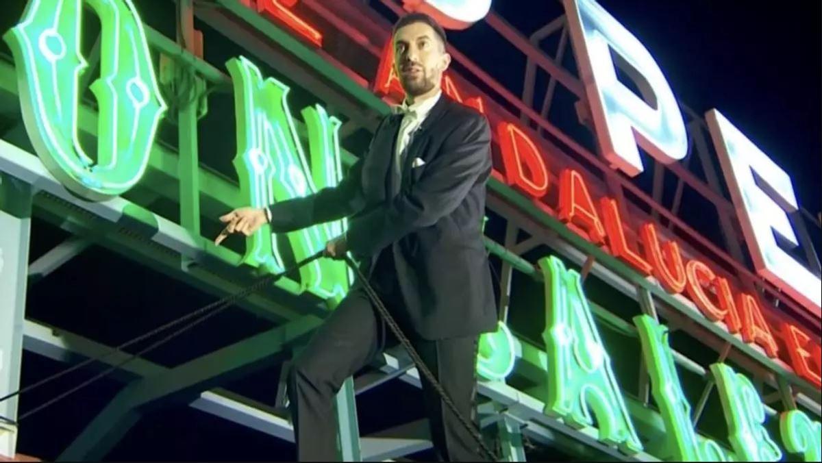 David Broncano, arrancando las Campanadas colgado del mítico letrero de la Puerta del Sol.