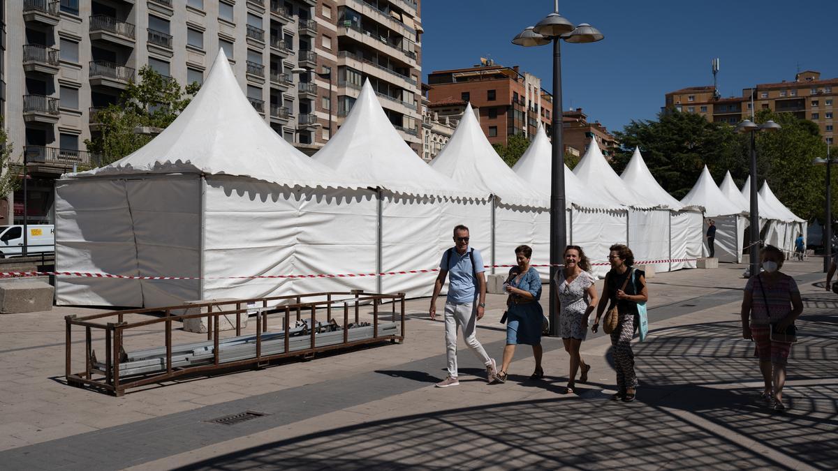 Preparativos para Fromago: montaje de las carpas de la Feria Mundial del Queso en La Marina.