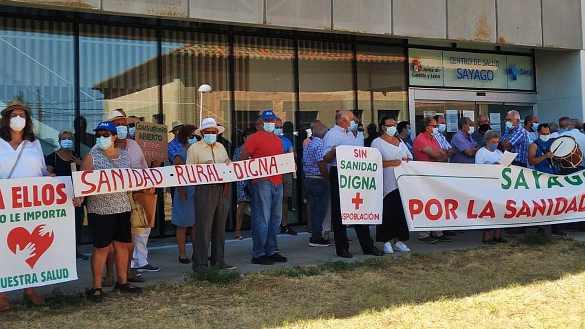 Vecinos con numerosas pancartas en el exterior del Centro de Salud de Bermillo, centro neurálgico de las protestas llevadas a cabo este verano. | Cedida