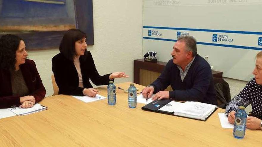 La conselleira de Medio Rural (centro) con Guillermo Martínez y Fina Cabaleiro, ayer, en Santiago. // Fdv