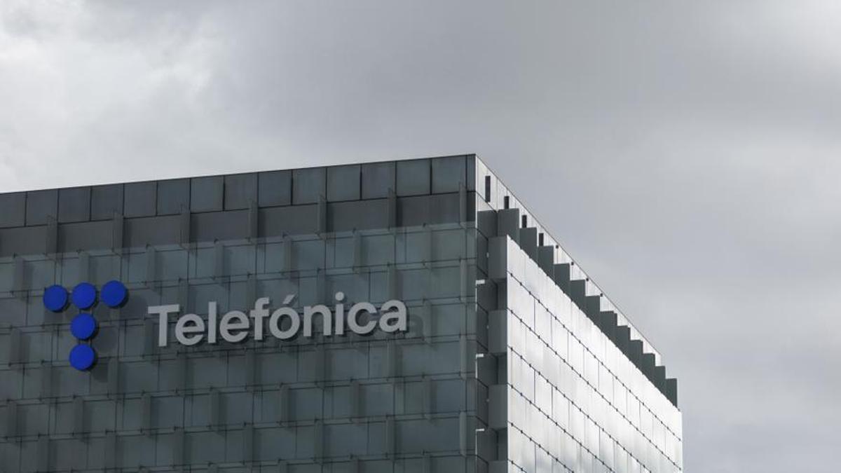 Telefónica vende a KKR y Entel el 64% de su negocio de fibra óptica en Perú