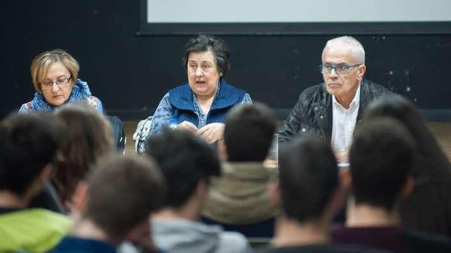 Exparlamentarios, ayer, en una charla en el instituto de Zalaeta.