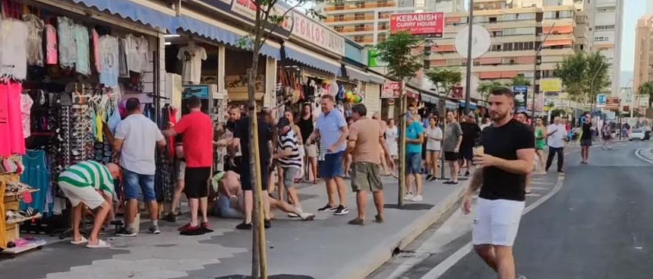 Mayoristas británicos piden más protección a los turistas para evitar agresiones de trileros en Benidorm