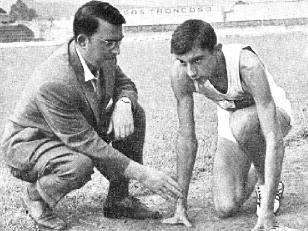 Alfonso Posada (derecha) durante un entrenamiento con el velocista olímpico Rogelio Rivas