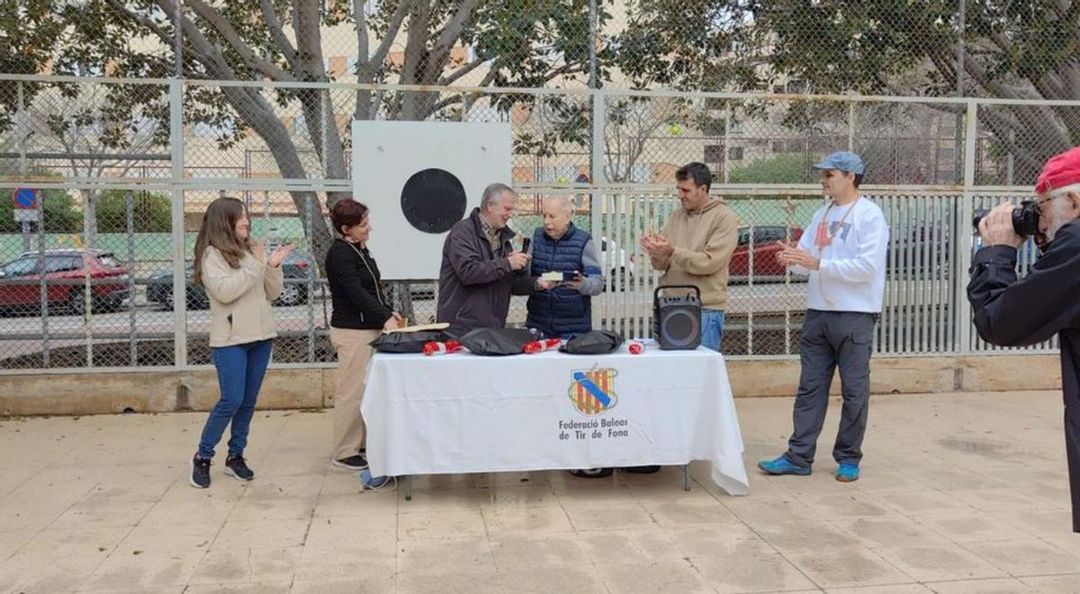 Salvador Maimó (C. Foners Ciutat) entrega la placa a Mateu Martorell.  | P.B.