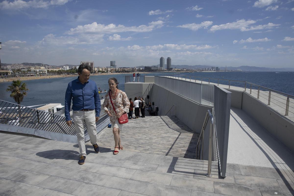 Barcelona estrena mirador y escaleras en la playa de Sant Sebastià