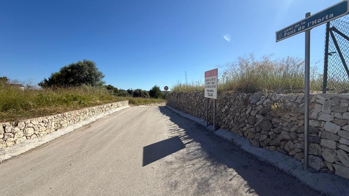 La franja de hormigón que se ha echado en la base de los márgenes de "pedra seca"