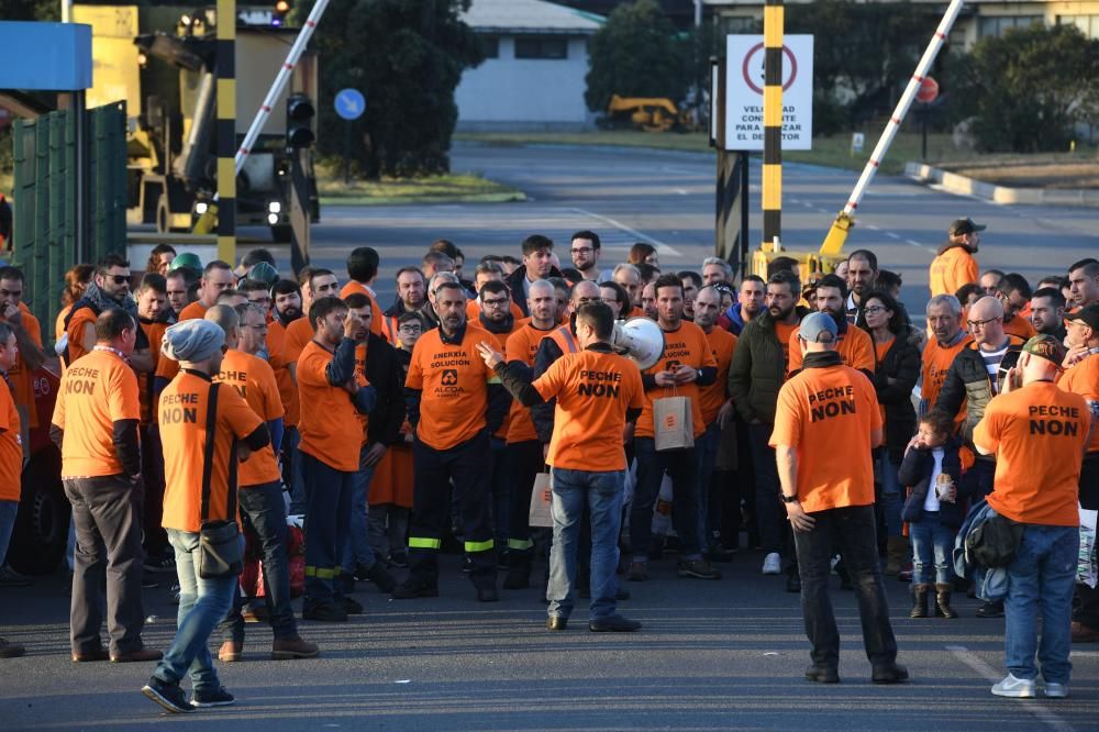 Marcha solidaria de trabajadores de Alcoa hasta el Banco de Alimentos