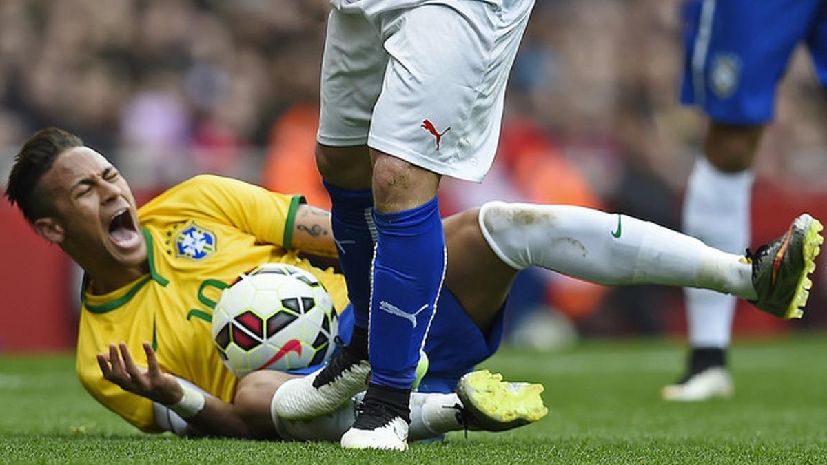 Neymar se duele tras el pisotón de Medel, durante el amistoso entre Brasil y Chile en Londres