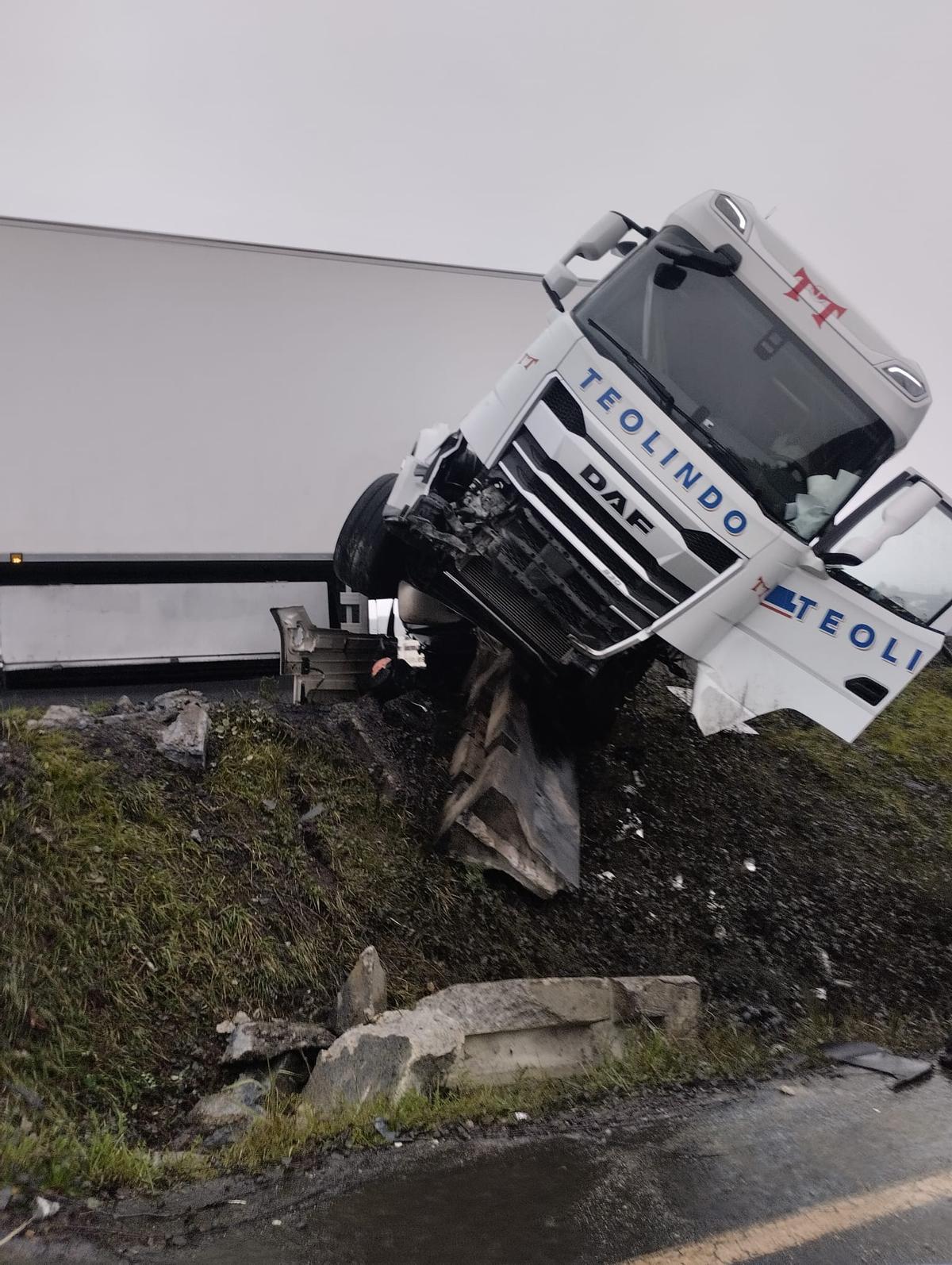 La cabina de un tráiler queda suspendida en el aire tras sufrir un accidente en Santiago