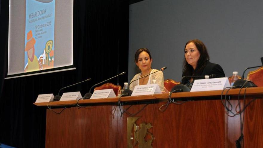 Asociaciones de mujeres participan en una mesa redonda sobre la mujer en el ámbito rural