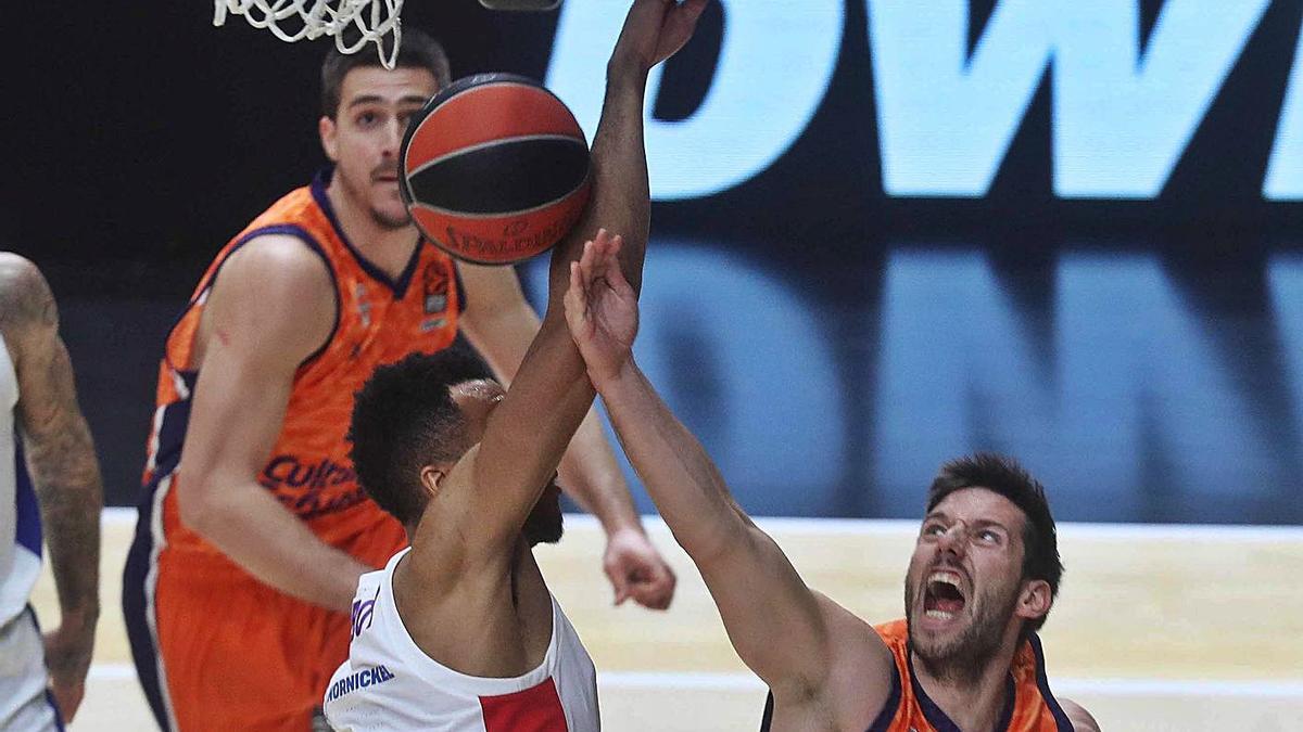 Van Rossom obstacuiiza a un jugador del CSKA durante el partido de anoche.  | J.M. LÓPEZ/SD