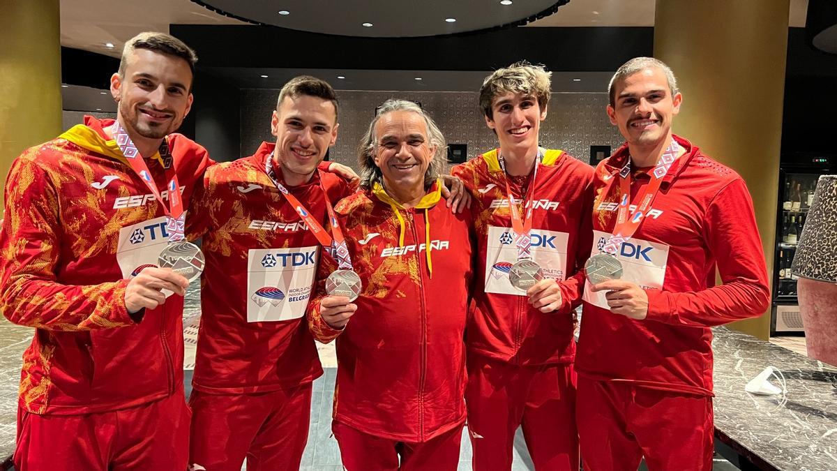 Puig con el 4x400 de España, medalla de plata en el Mundial de Belgrado de 2022