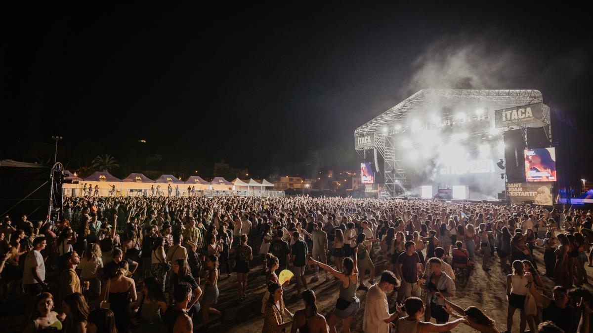 サントジョーンバットイサカフェスティバル12,000人の歴史的な出席