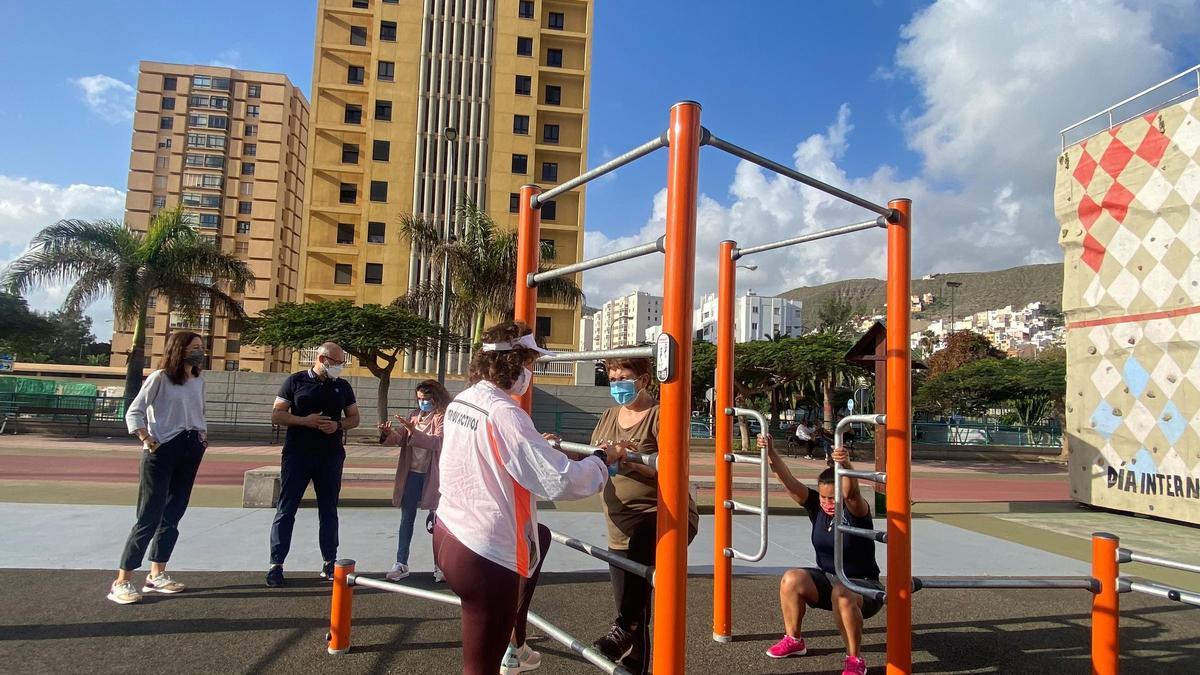 Aridany Romero, entre Eva Navarro y Leticia López, ayer, en uno de los parques activos.