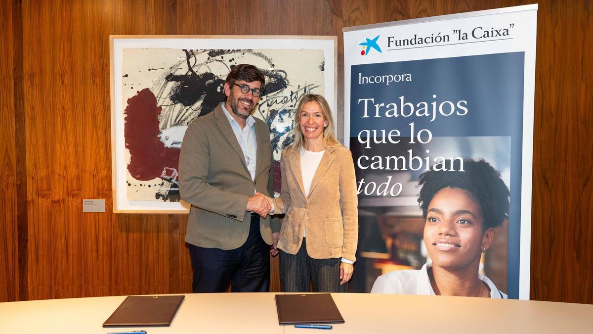 Raúl Espinosa y Núria Danés, en la firma del convenio.