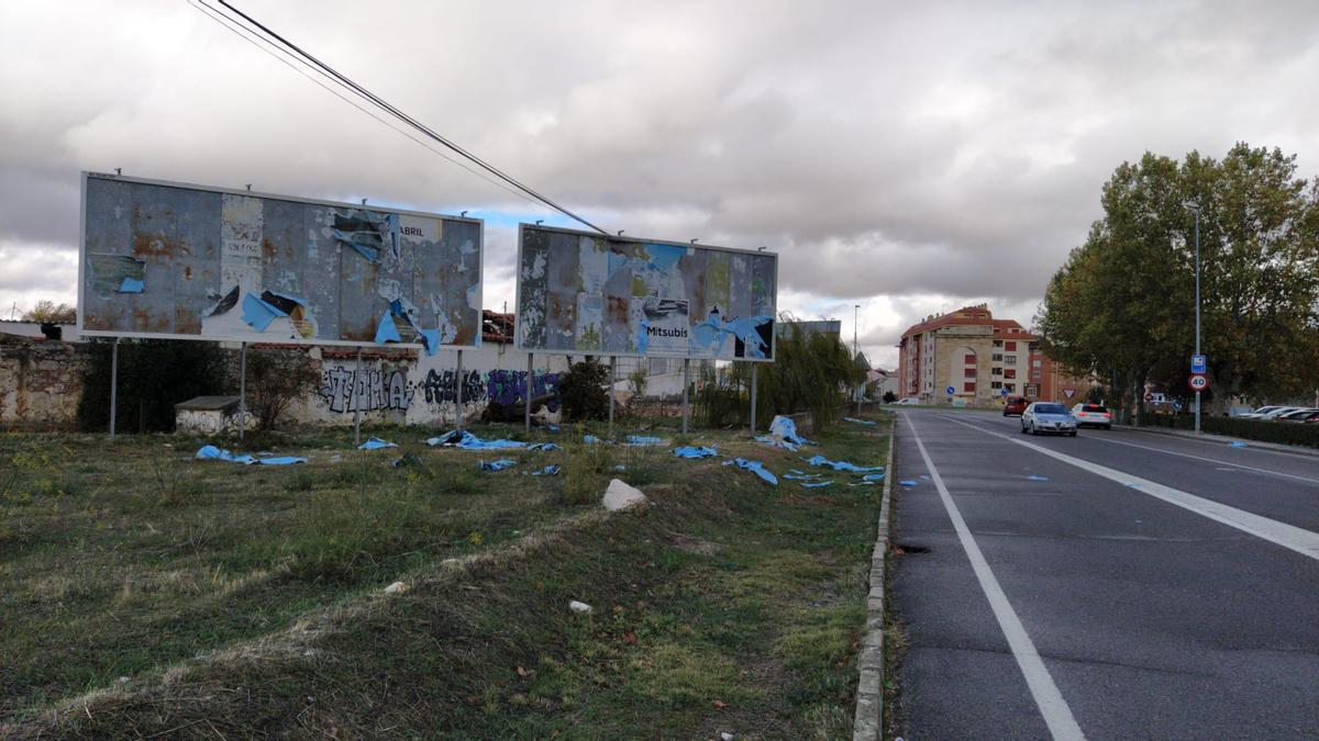 Carteles dañados por la lluvia