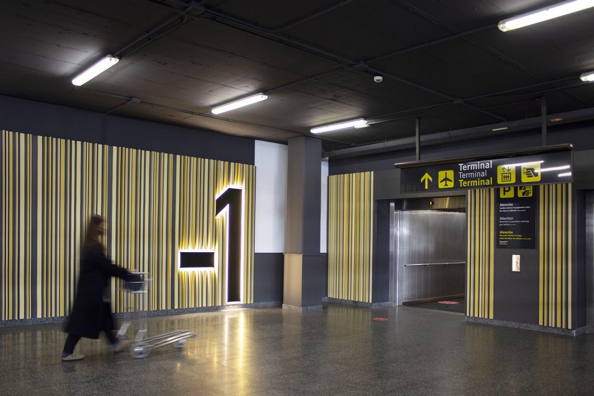 Renovación del hall del parking del aeropuerto de A Coruña realizada por Meraki.