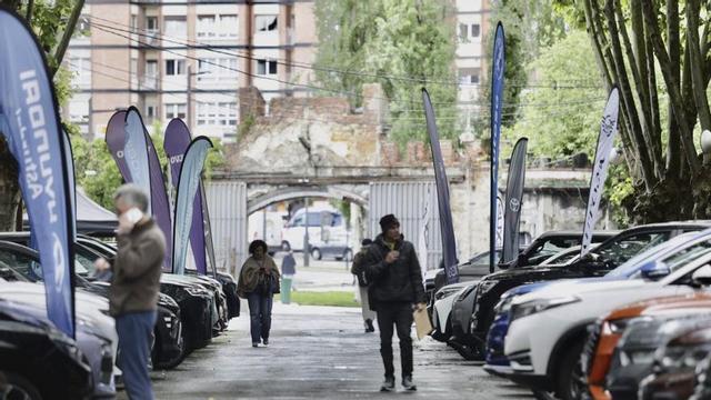 Los visitantes pasean por la exposición exterior en la entrada principal de La Vega. | IRMA COLLÍN