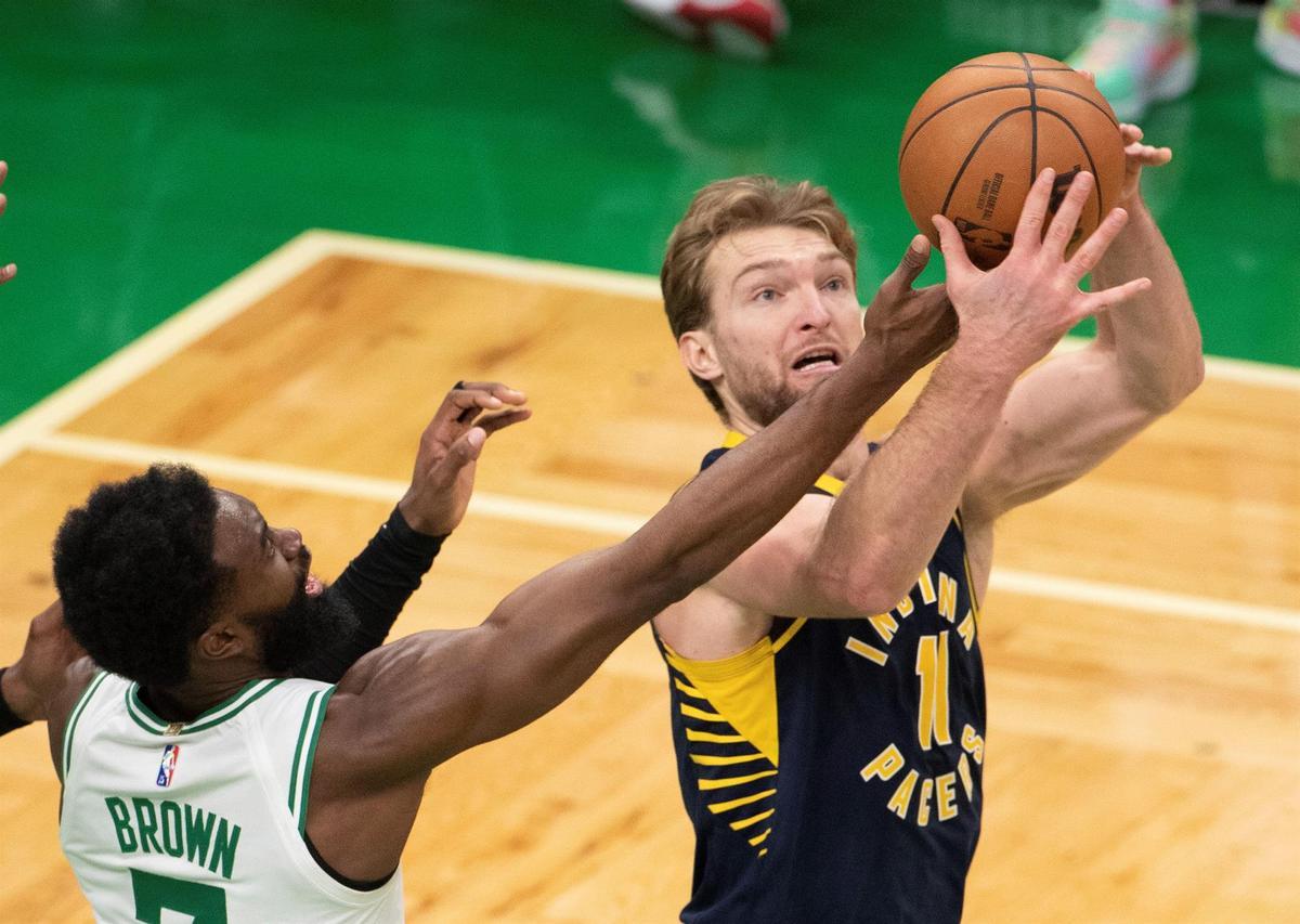 Jaylen Brown trata de detener a Domantas Sabonis.