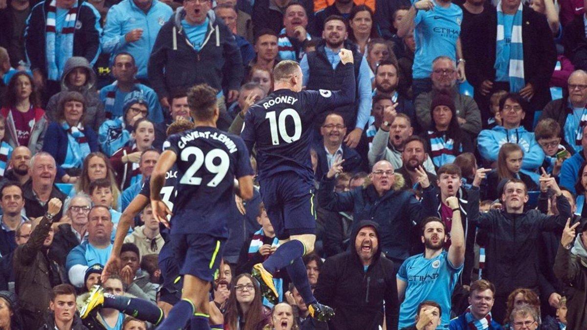 Rooney celebra su gol en el Etihad, el número 200 en su carrera en la Premier League