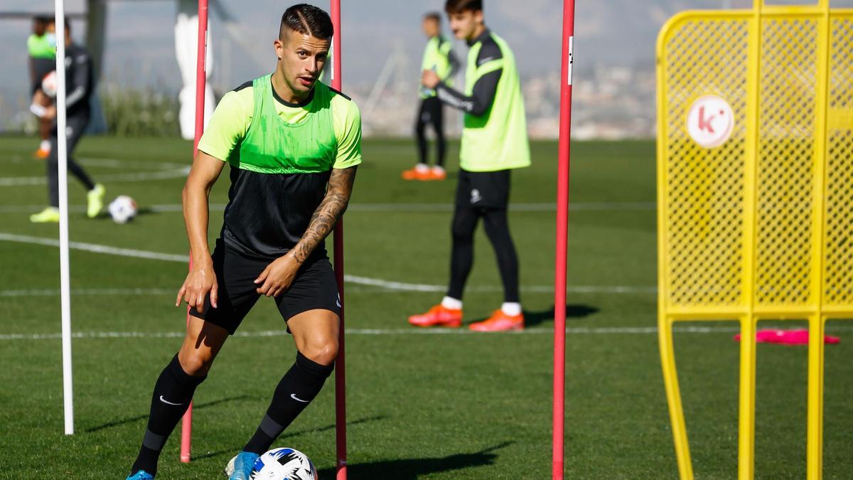 Daniel Hernández, entrenando con el filial del Granada.