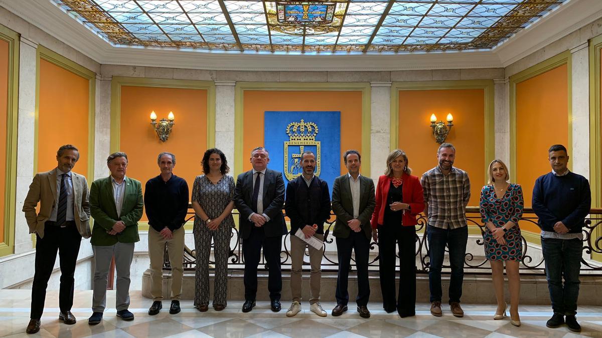 Los responsables municipales de ambos concejos, este viernes, en el Ayuntamiento de Oviedo, donde se ha producido la firma.