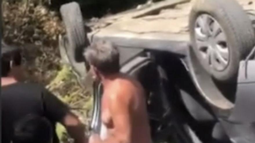 Un conductor pierde el control del coche y cae por un terraplén en una piscina natural de La Vera
