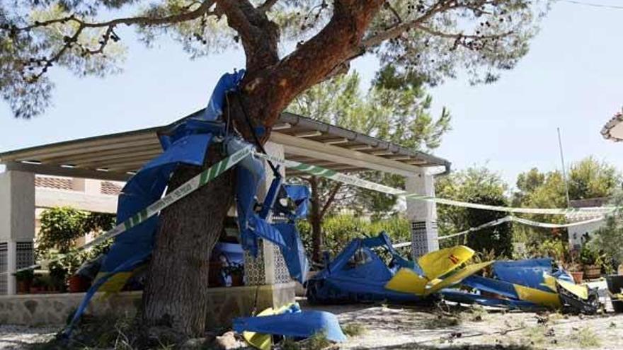 Restos de la avioneta tras caer en la finca de una casa.