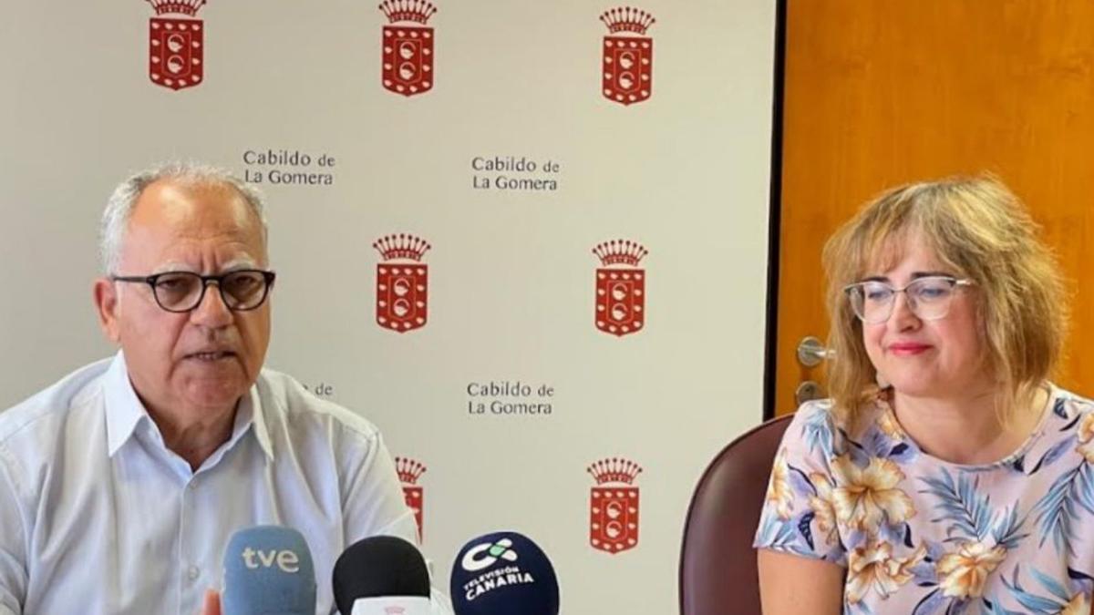 Casimiro Curbelo y Rosa Elena García, durante la rueda de prensa. | | E.D.