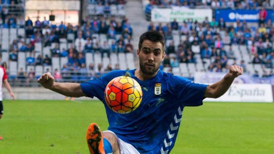 Johannesson controla una pelota en el partido ante el Bilbao Athletic.