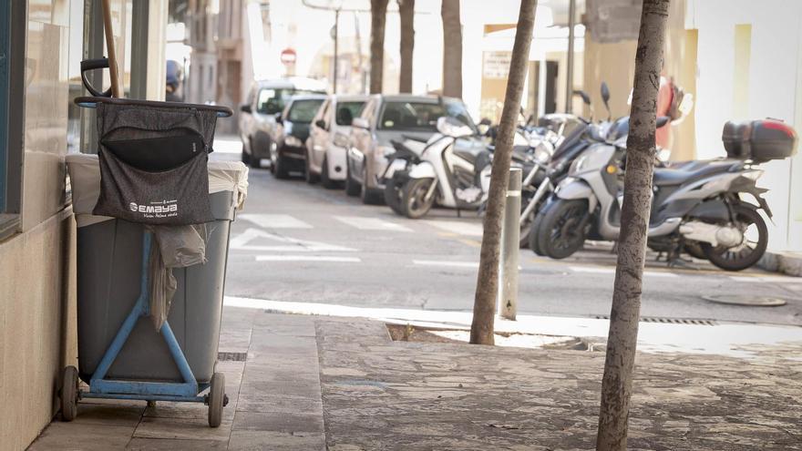 La barrendera de Emaya dejaba su carro y los útiles en la calle en Palma al inicio de su jornada laboral.