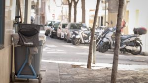 La barrendera de Emaya dejaba su carro y los útiles en la calle en Palma al inicio de su jornada laboral.