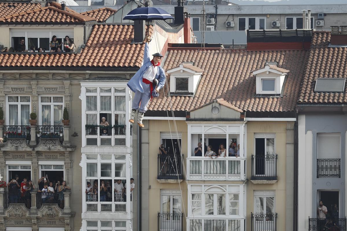 La bajada de Celedón da inicio a las fiestas de Vitoria