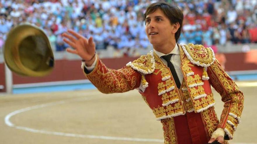 Andrés Roca Rey, ayer dando la vuelta al ruedo en la primera de feria de Pontevedra. // Gustavo Santos